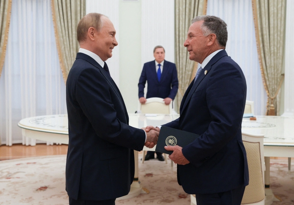 Tổng thống Nga Vladimir Putin (trái) và đặc phái viên Mỹ Steve Witkoff tại Moskva ngày 6/8. Ảnh: AFP