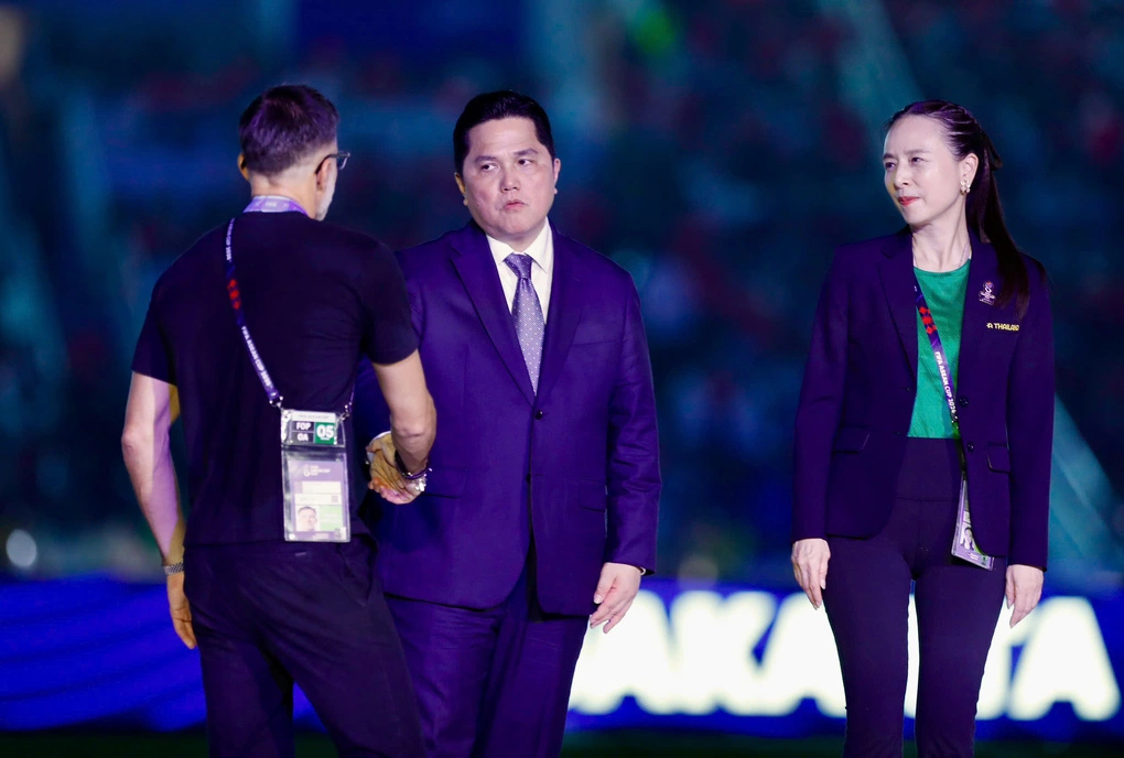 Madam Pang (phải) trong lễ trao giải FIFA ASEAN Cup 2026 trên sân Gelora Bung Karno, Indonesia tối 5/10. Ảnh: Đông Huyền
