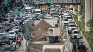 Thi công thoát nước vành đai 2,5, đường Nguyễn Trãi bị thu hẹp