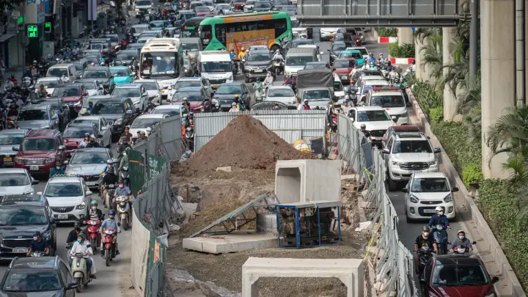 Thi công thoát nước vành đai 2,5, đường Nguyễn Trãi bị thu hẹp