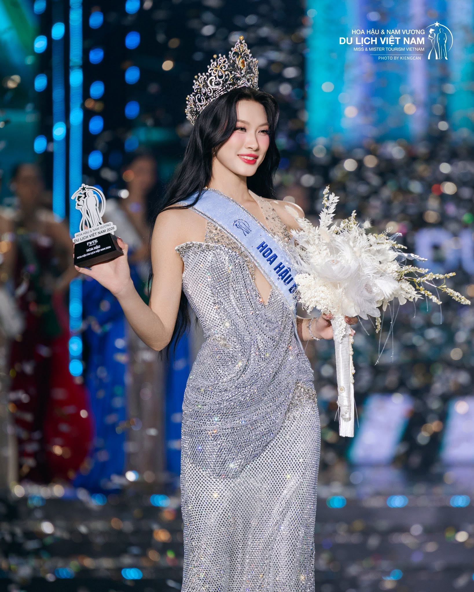 Nguyễn Thu Thảo đăng quang cuộc thi Hoa hậu và Nam vương Du lịch Việt Nam 2026 - Ảnh: KIẾNG CẬN STUDIO
