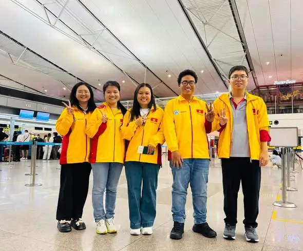 Các kỳ thủ ở khu vực phía Nam cũng tập trung ở sân bay Tân Sơn Nhất để di chuyển sang Uzbekistan tham dự Olympiad - Ảnh: LĐCVN