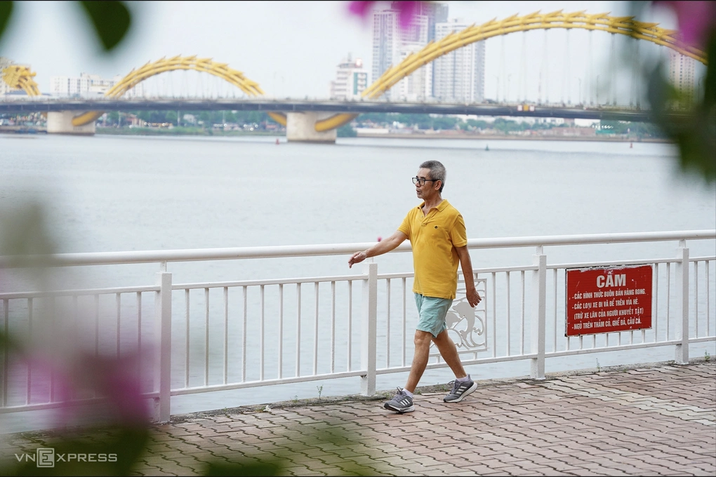 Người dân đi bộ tập thể dục ven sông Hàn, Đà Nẵng. Ảnh: Nguyễn Đông