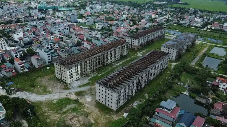 Dự án được triển khai trên diện tích hơn 11ha tại khu vực xã Ninh Nhất, TP Ninh Bình cũ (nay thuộc phường Hoa Lư). Sau nhiều năm, 4 tòa nhà 5 tầng vẫn nằm im, chưa thể đưa vào sử dụng.