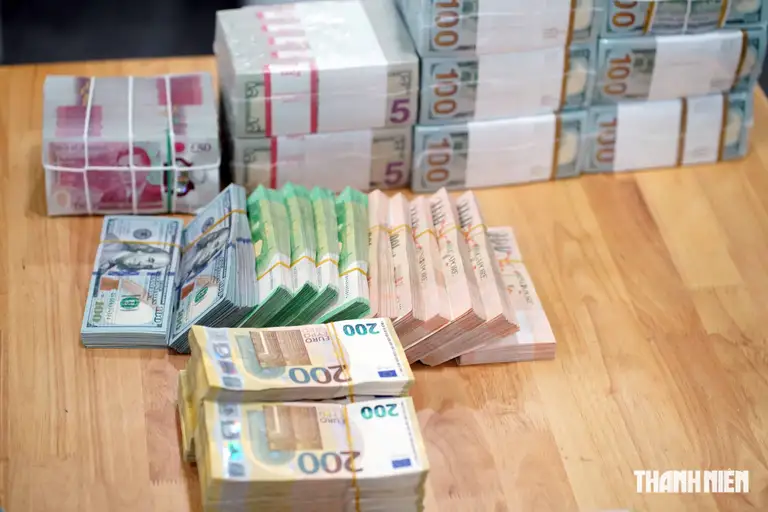 Giá USD trong nước giảm suốt tuần cùng bảng Anh, euro