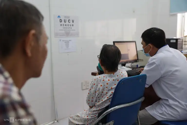 Người dân khám sức khỏe miễn phí tại trạm y tế TP HCM. Ảnh: Quỳnh Trần