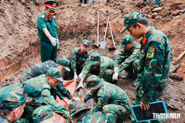 Thiếu tướng Trần Chí Tâm trực tiếp kiểm tra, chỉ đạo công tác tìm kiếm hài cốt liệt sĩ tại công viên Lê Thị Riêng