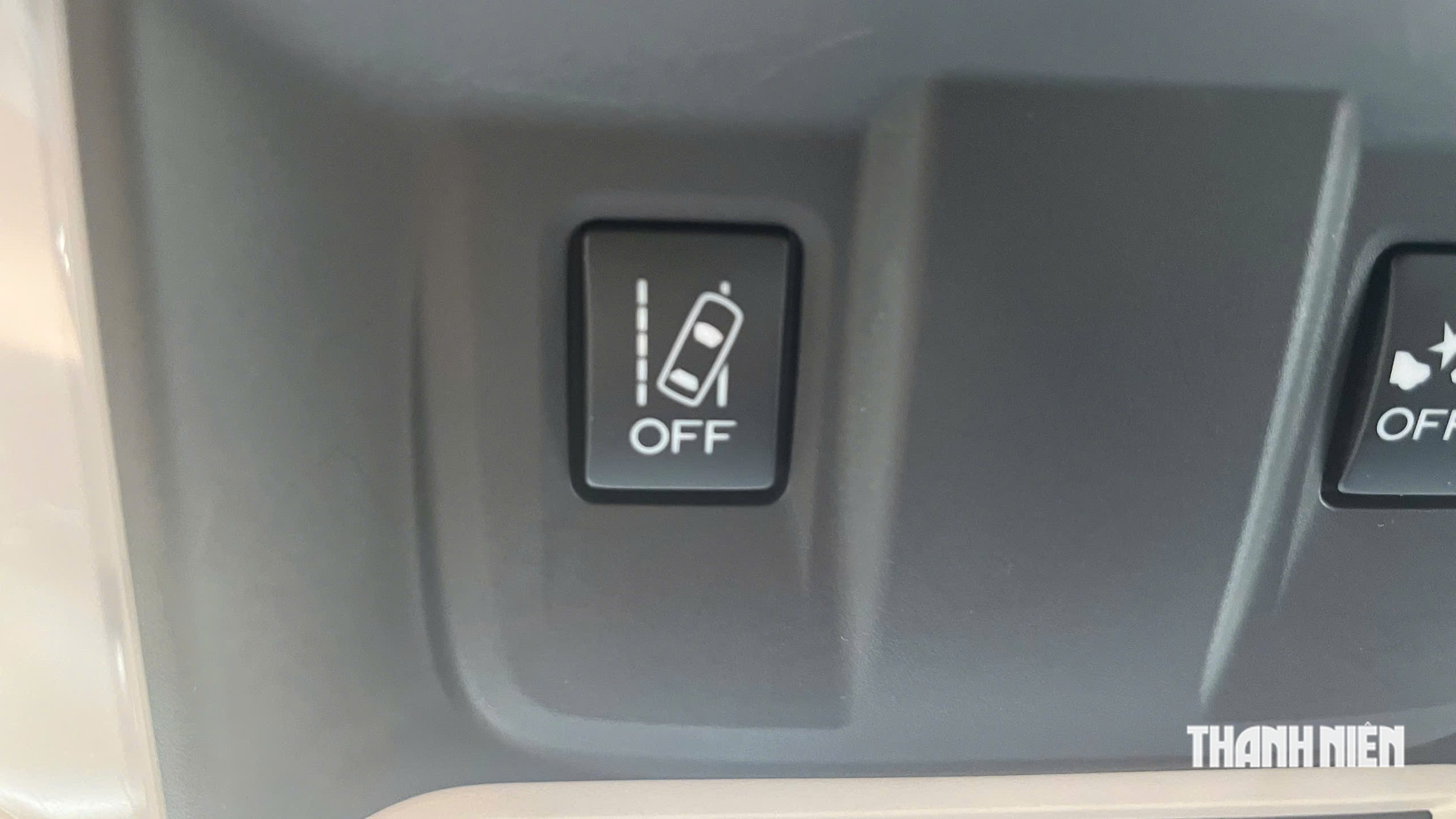 Cảnh báo chệch làn đường (Lane Departure Warning - LDW) thường được các nhà sản xuất thiết kế với biểu tượng ô tô bị lệch khỏi làn đường di chuyển