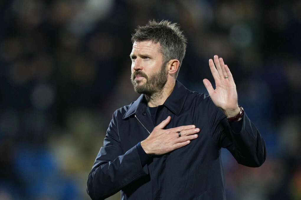HLV Carrick ra hiệu xin lỗi khi rời sân sau trận đấu với Como ở vòng phân hạng Champions League tại Como, Italy, ngày 21/10/2026. Ảnh: AP