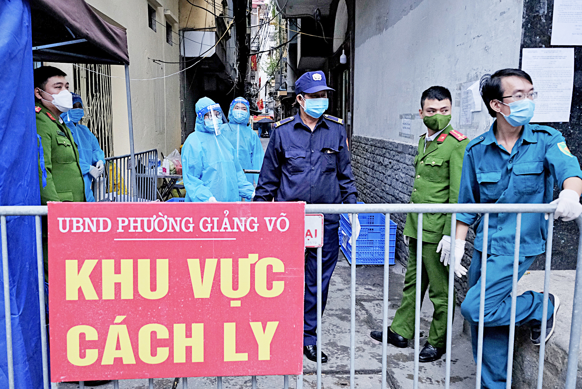 Hình ảnh khu vực ở Giảng Võ, Hà Nội bị cách ly vì phát hiện ca COVID-19 tháng 7-2021 - Ảnh: NAM TRẦN