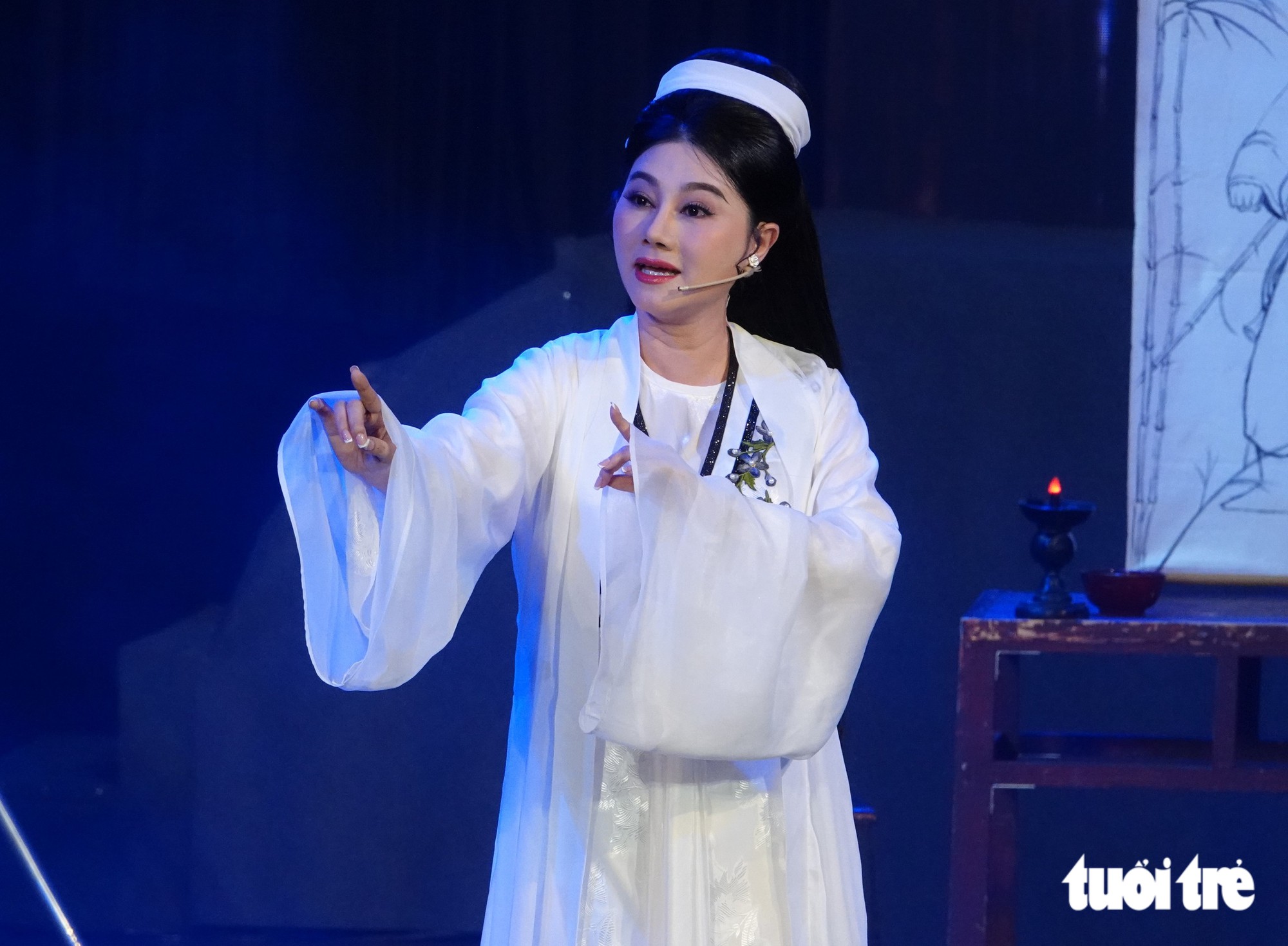 Quế Trân vừa thể hiện nhân vật Kiều Nguyệt Nga trong live show Không phai của nghệ sĩ Kim Tử Long tối 17-10 tại Nhà hát Bến Thành - Ảnh: LINH ĐOAN