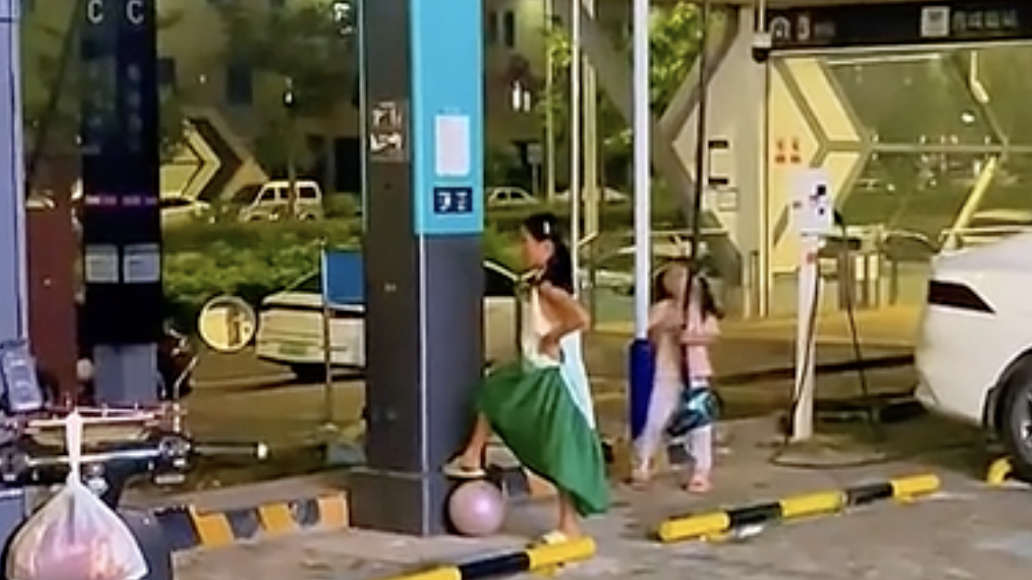 Dây sạc xe điện bị đám trẻ dùng làm xích đu