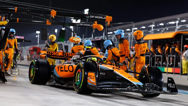 Một pha vào pit của đội đua McLaren năm 2025.