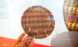 Một mẫu wafer bán dẫn. Ảnh: Bảo Lâm