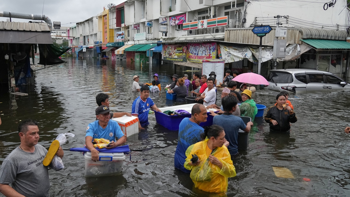 Hiện tượng 'mưa đứng yên' khiến Bangkok chìm trong biển nước