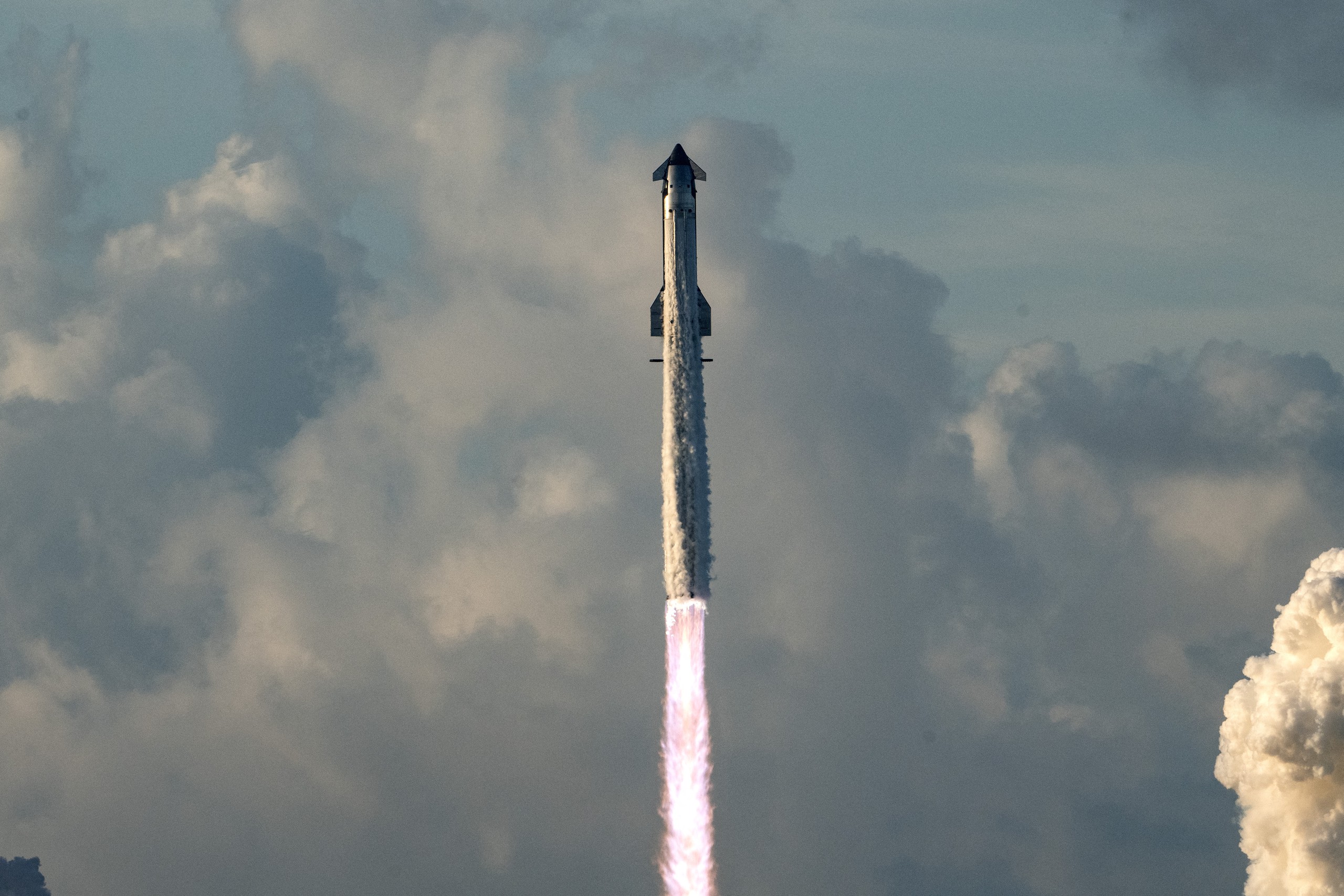Tên lửa Starship của SpaceX được phóng từ bãi phóng Starbase ở Texas (Mỹ) ngày 28-9 - Ảnh: AFP