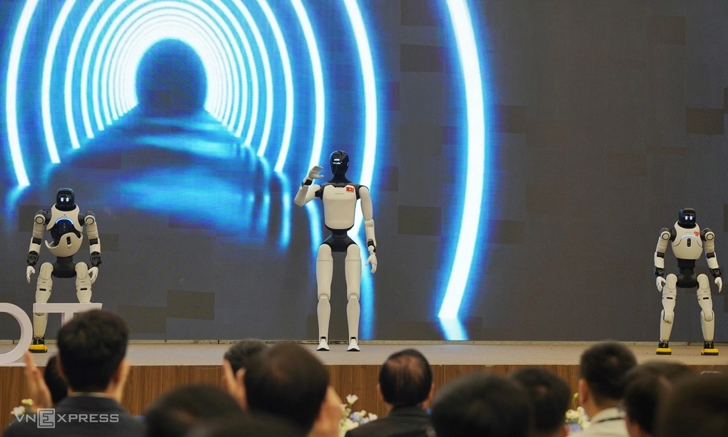Một số robot hình người trình diễn tại hội nghị về AI hiện thân, ngày 2/10. Ảnh: Lưu Quý