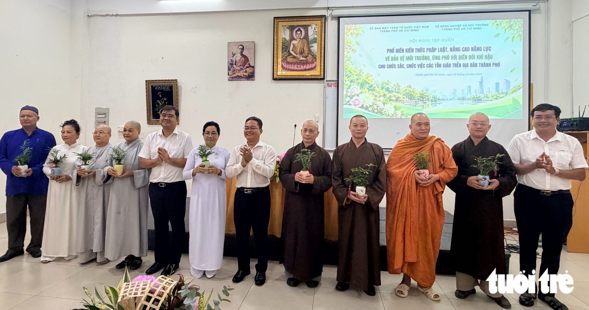 Ban tổ chức tặng cây xanh hưởng ứng công trình “Mầm xanh - Vườn cây đại đoàn kết” - Ảnh: HOÀI PHƯƠNG