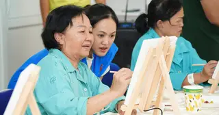 Bệnh nhân ung thư Bệnh viện Chợ Rẫy cầm cọ vẽ bức tranh của riêng mình