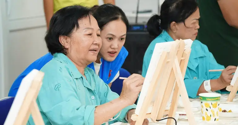 Bệnh nhân ung thư Bệnh viện Chợ Rẫy cầm cọ vẽ bức tranh của riêng mình