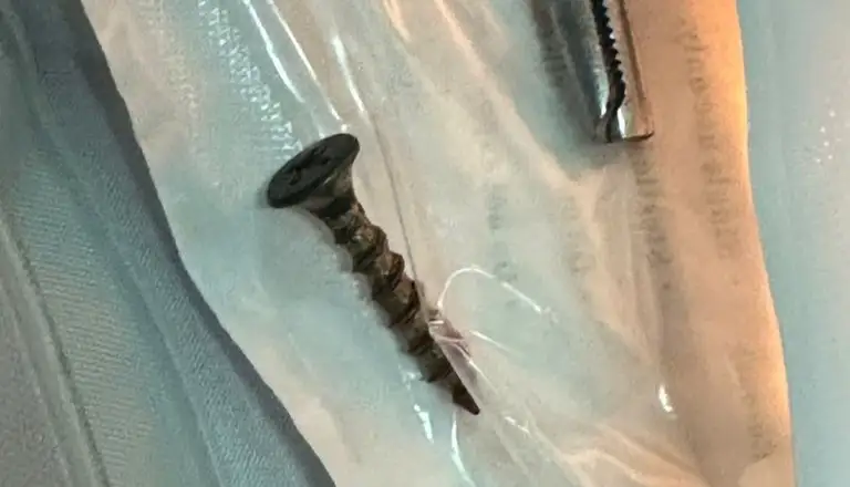 Đinh vít dài khoảng 4cm mắc trong đường thở bé gái 3 tháng tuổi - Ảnh: QUANG NHẬT