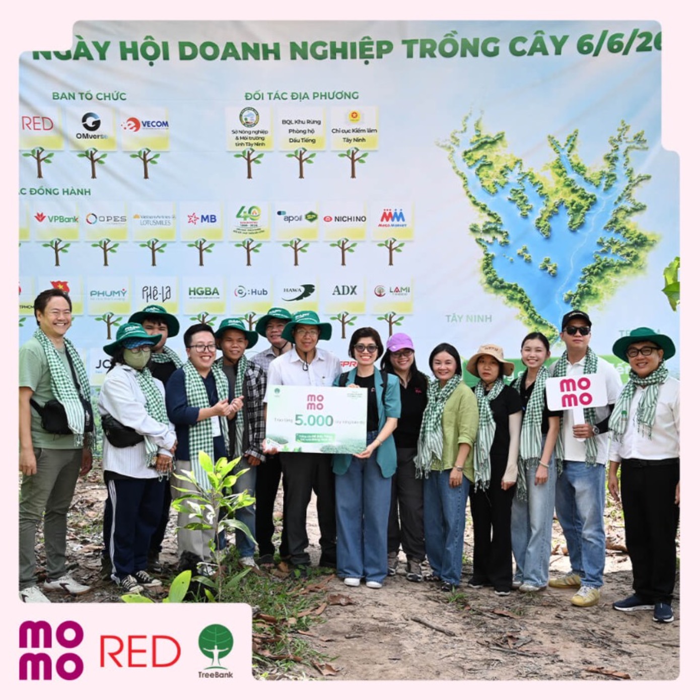Đại diện MoMo và các đối tác trong hoạt động trao tặng 5.000 cây xanh cho rừng phòng hộ Dầu Tiếng.