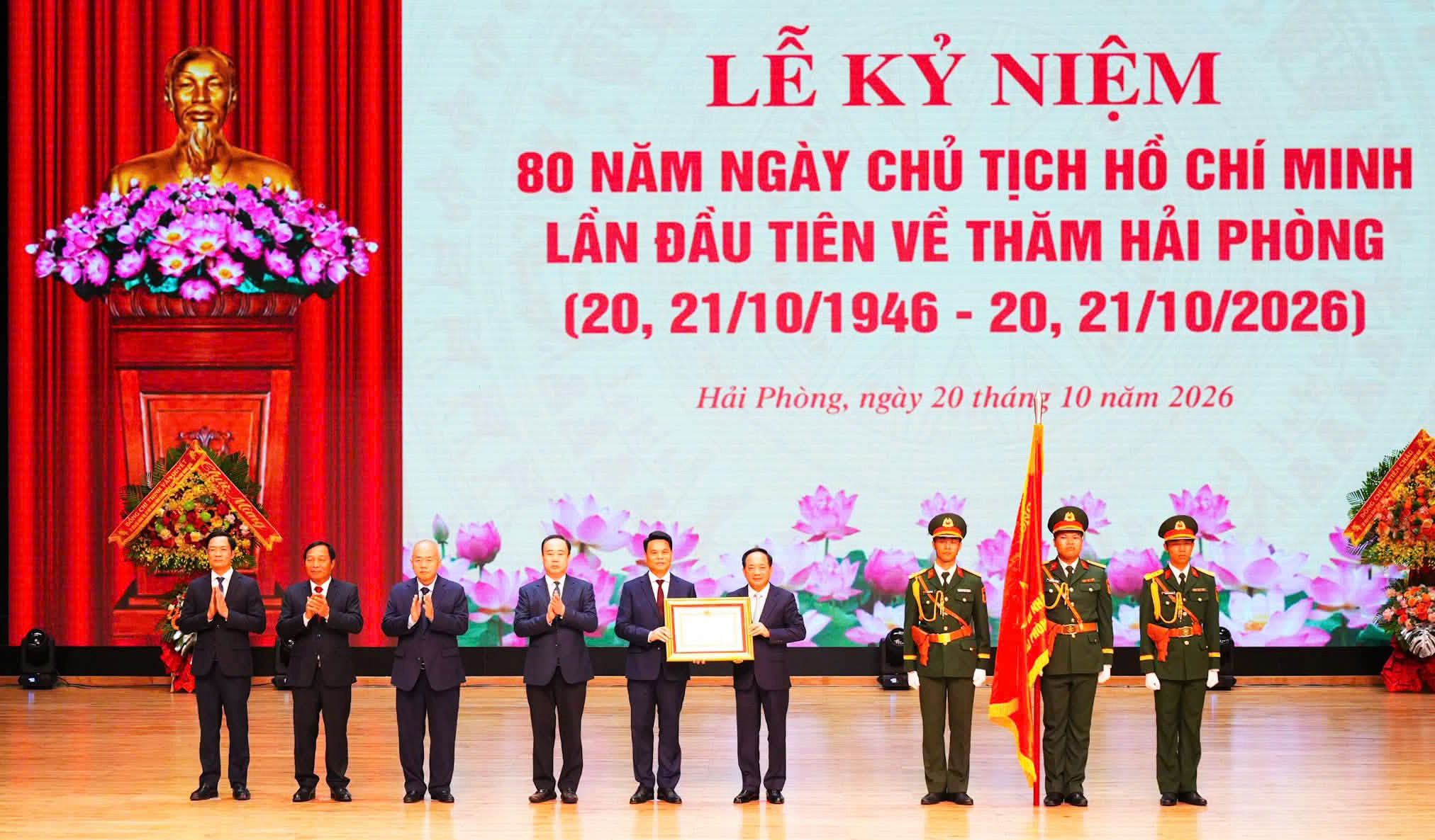 TP Hải Phòng vinh dự đón nhận Huân chương Lao động hạng nhất tại lễ kỷ niệm 80 năm ngày Chủ tịch Hồ Chí Minh lần đầu tiên về thăm thành phố - Ảnh: ĐÀM THANH