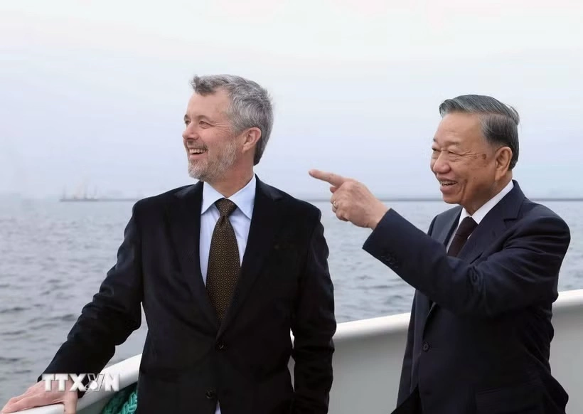 Tổng Bí thư, Chủ tịch nước Tô Lâm và Vua Đan Mạch Frederik X trên tàu ra thăm đảo nhân tạo Lynetteholmen. Ảnh: TTXVN