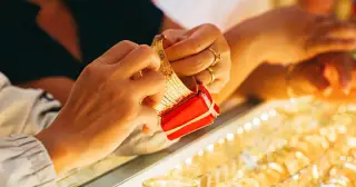 Giá vàng hôm nay 19-10: Vàng tăng nhẹ, khó đoán hướng đi tuần mới