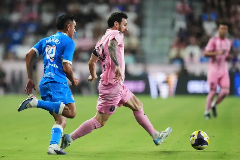 Lionel Messi (phải) đi bóng khi Carlos Rodriguez (trái) theo kèm trong hiệp một trận Inter Miami gặp Cruz Azul tại Campeones Cup ở sân Nu, Miami, bang Florida, Mỹ, ngày 16/9/2026. Ảnh: AP
