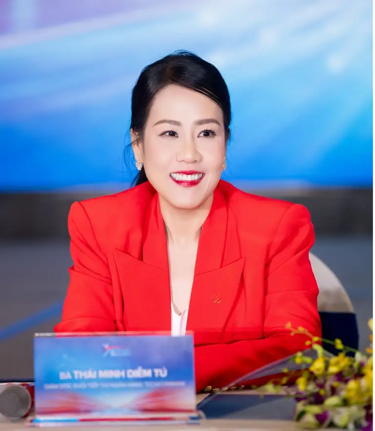 Bà Thái Minh Diễm Tú, Giám đốc Khối Tiếp thị Techcombank, đồng Trưởng Ban Tổ chức AI Thực chiến mùa 2, chia sẻ tại chương trình