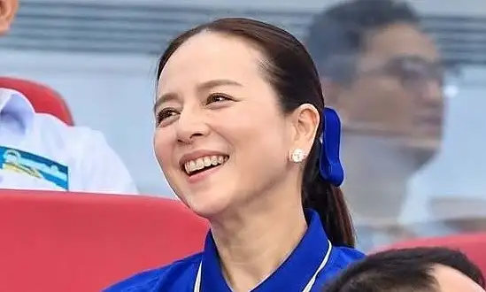 Madam Pang thắt nơ trên tóc, đến sân Mỹ Đình cổ vũ tuyển Thái Lan. Video: Facebook Madam Pang