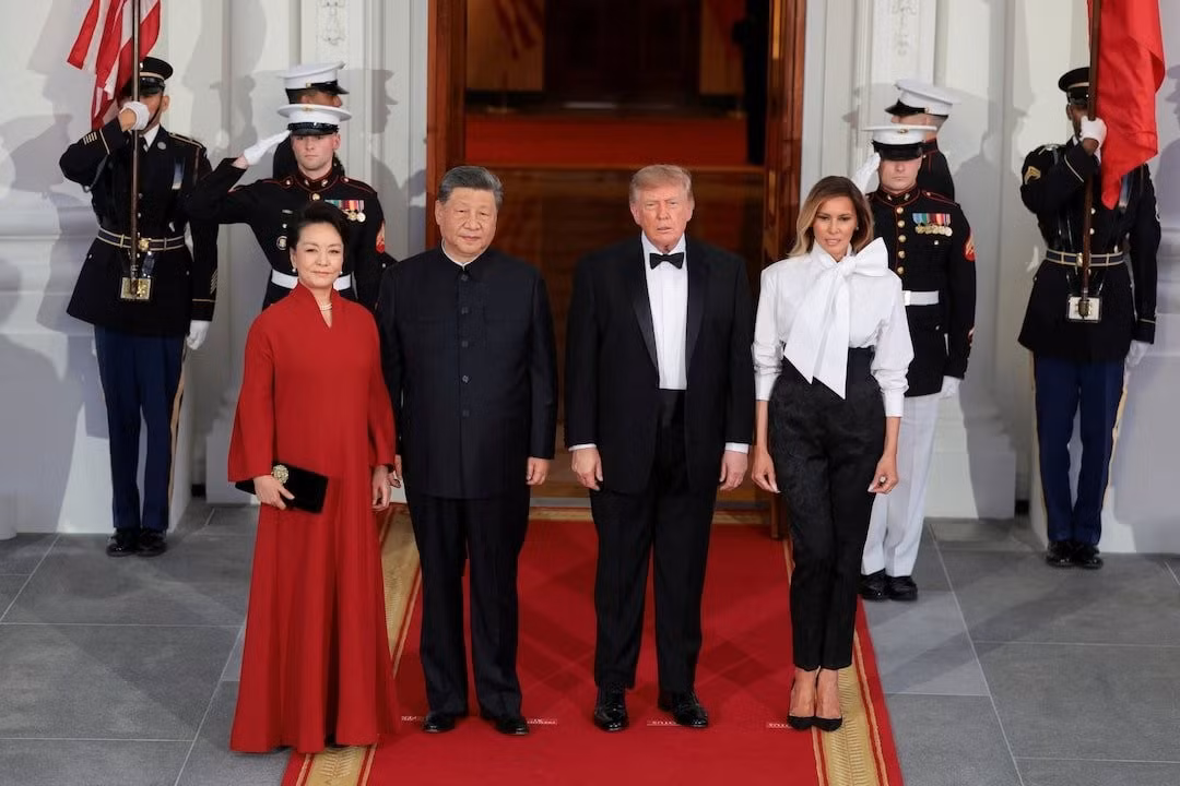 Tổng thống Mỹ Donald Trump và Đệ nhất phu nhân Melania Trump đón Chủ tịch Trung Quốc Tập Cận Bình cùng phu nhân Bành Lệ Viện tại Nhà Trắng. Chuyến thăm cấp nhà nước của ông Tập có quốc yến tối 24/9, với sự hiện diện của nhiều lãnh đạo doanh nghiệp Mỹ.