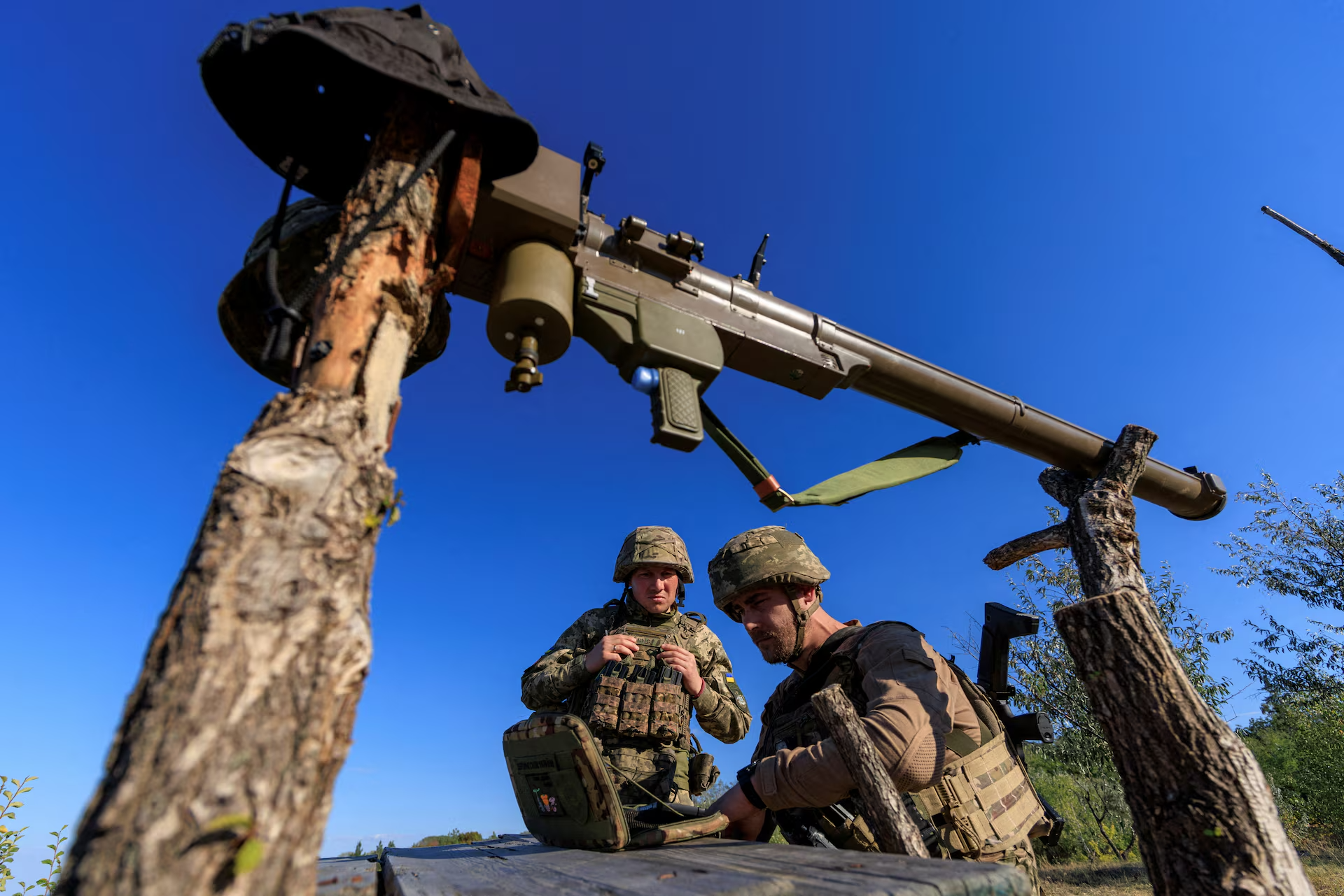 Các binh sĩ Ukraine theo dõi hoạt động của drone Nga trên máy tính bảng trong ca trực chiến tại vùng Kiev ngày 17-9 - Ảnh: REUTERS