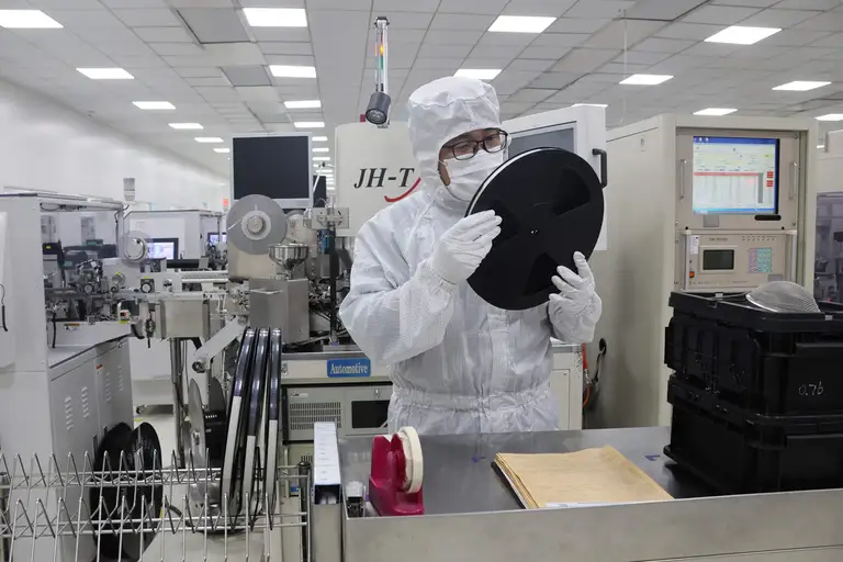 Cơ sở sản xuất bán dẫn tại Sơn Đông, Trung Quốc. Ảnh: Reuters