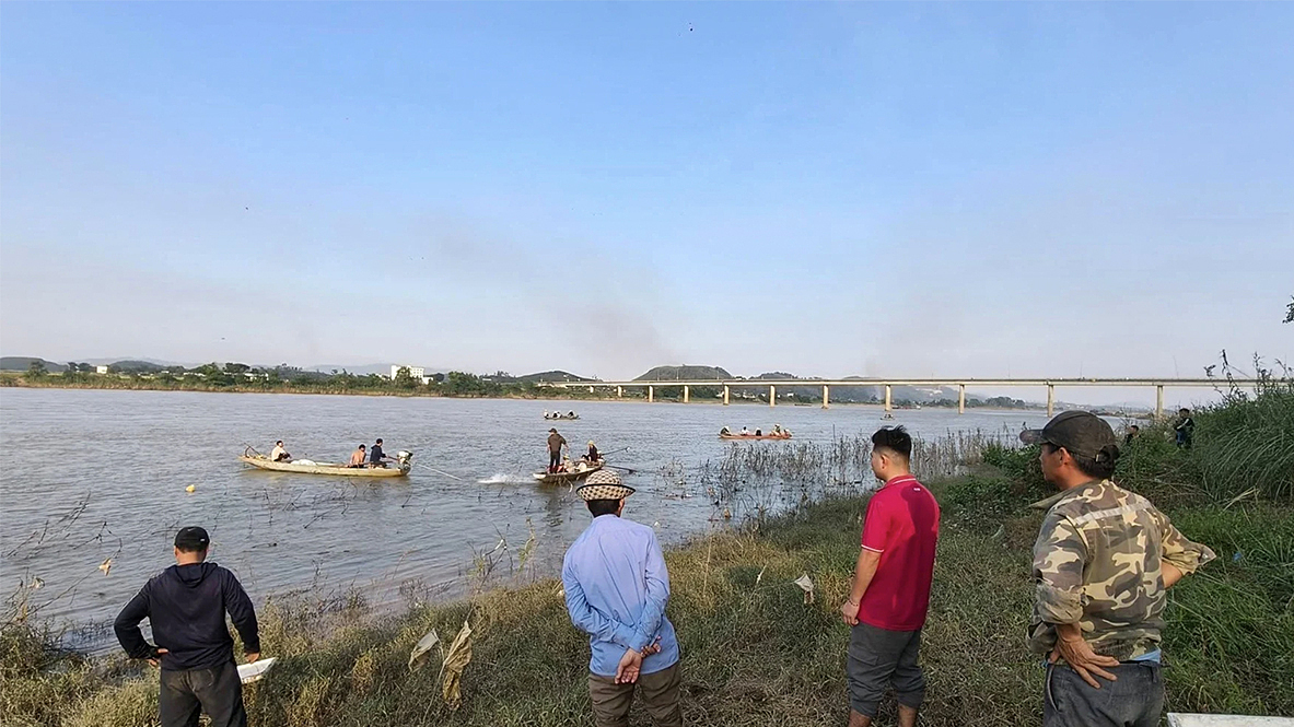 Lật thuyền trên sông Lam, vợ chồng mất tích