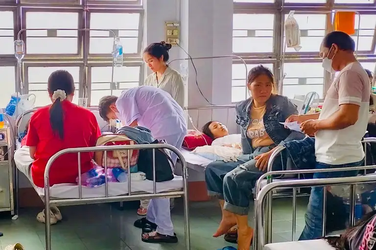 Bệnh nhân ngộ độc bánh mì điều trị tại Trạm Y tế phường An Khê hồi tháng 8. Ảnh: Ngọc Oanh