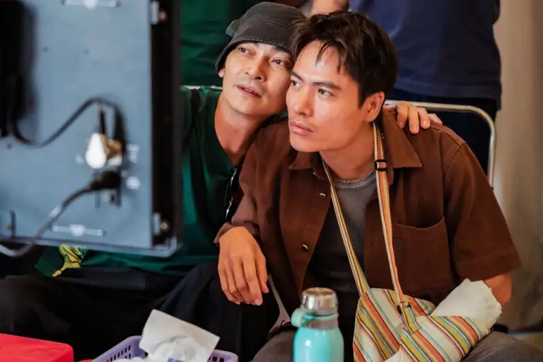 Võ Tấn Phát bên đạo diễn Khương Ngọc trong hậu trường "Lên hương". Ảnh: Đoàn phim cung cấp