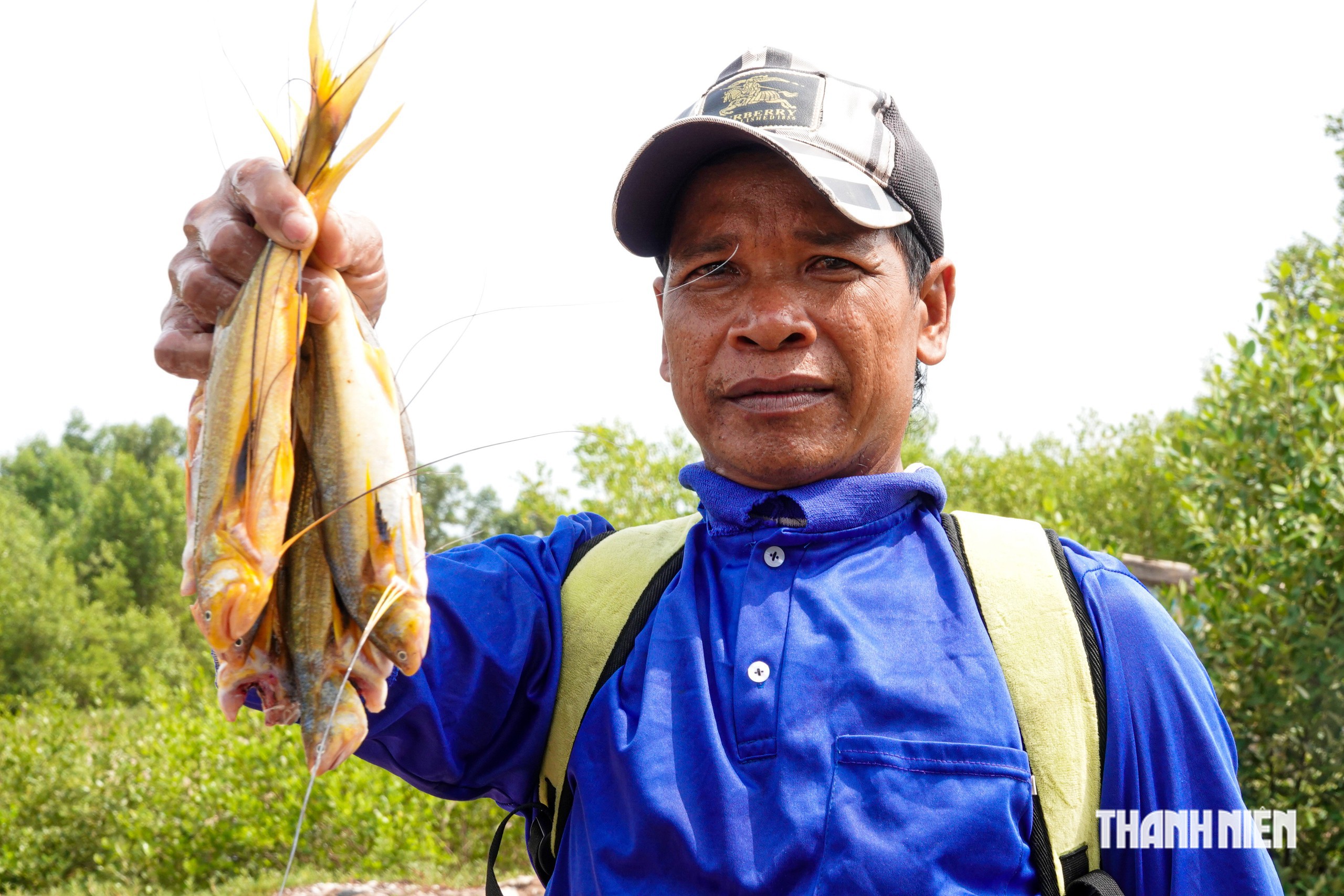 Nhiều loại hải sản tươi cập bến được người dân đến thu mua đem bán tại các chợ