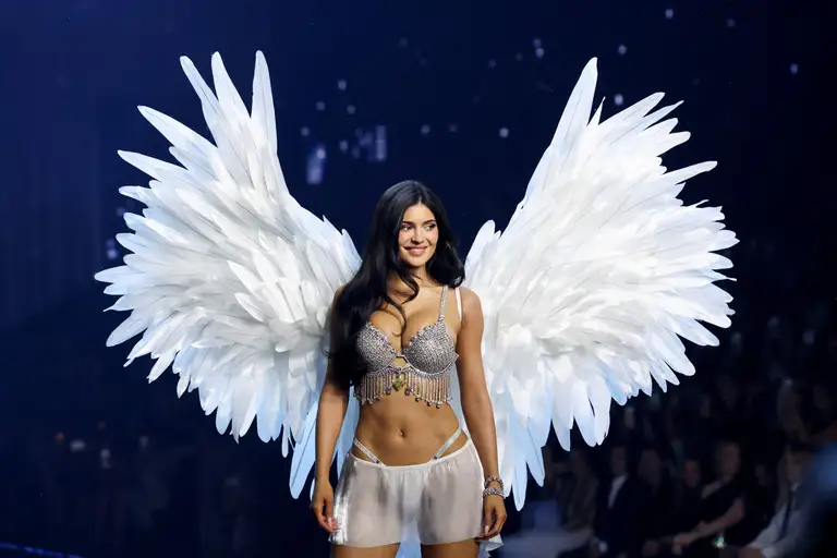 Màn chào sân của Kylie Jenner trên sàn diễn Victoria's Secret - Ảnh: REUTERS