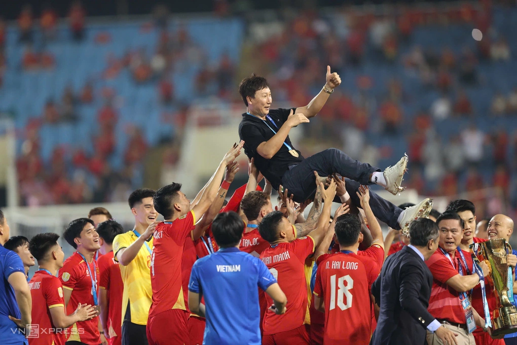 Các cầu thủ tung hứng HLV Kim Sang-sik sau trận Việt Nam hòa Thái Lan 2-2 (tổng tỷ số 4-2) ở lượt về chung kết ASEAN Cup 2026 trên sân Mỹ Đình, Hà Nội tối 26/8/2026. Ảnh: Đức Đồng