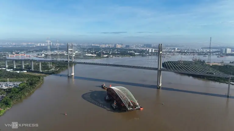 Sà lan lai dắt đến khu vực cầu Bình Khánh lúc 7h ngày 19/10. Ảnh: Minh Hoàng
