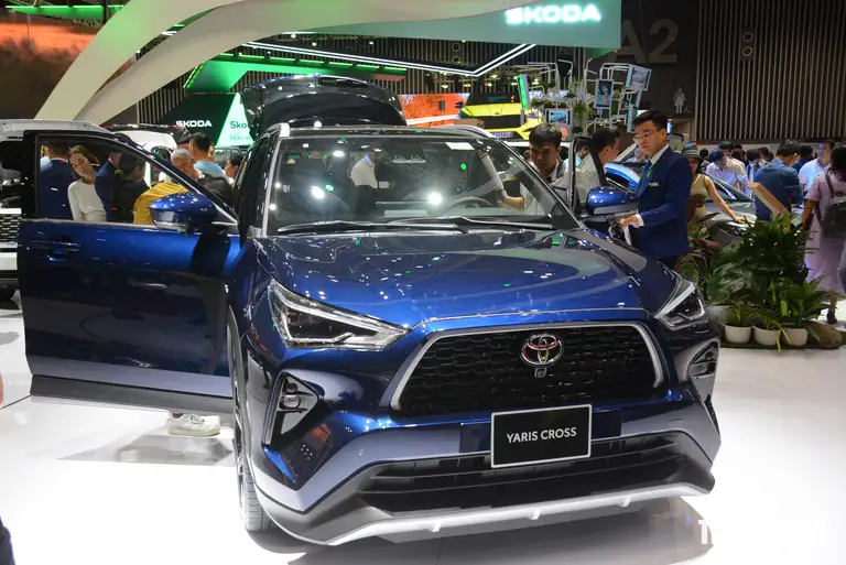 Với 1.230 xe bán ra trong tháng 6.2026, giảm 200 xe so với tháng trước đó, Toyota Yaris Cross rơi xuống vị trí thứ hai trong danh sách ô tô động cơ xăng, dầu bán chạy nhất Việt Nam tháng 6.2026. Kiểu dáng hiện đại, đồng thời có thêm lựa chọn với bản hybrid tiết kiệm xăng là yếu tố giúp Yaris Cross tạo sức hút. Mẫu xe này hiện đang được phân phối tại Việt Nam 2 phiên bản, giá bán từ 650 - 728 triệu đồng