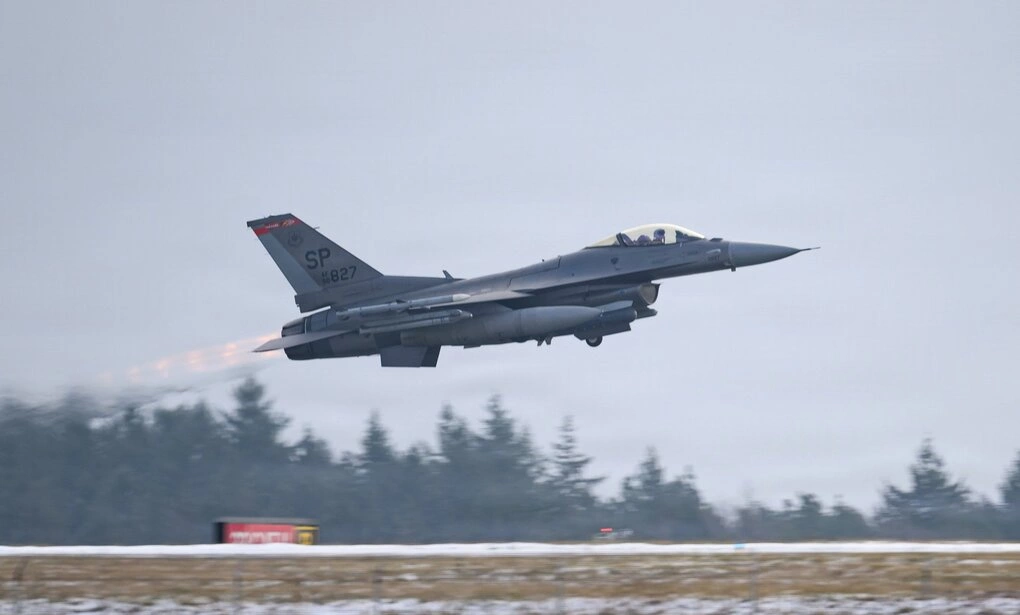 Tiêm kích F-16 Mỹ cất cánh tại căn cứ Spangdahlem hồi tháng 1. Ảnh: USAF