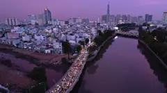 Giàn khoan rạch Xuyên Tâm đổ gây kẹt xe đường ven kênh Nhiêu Lộc