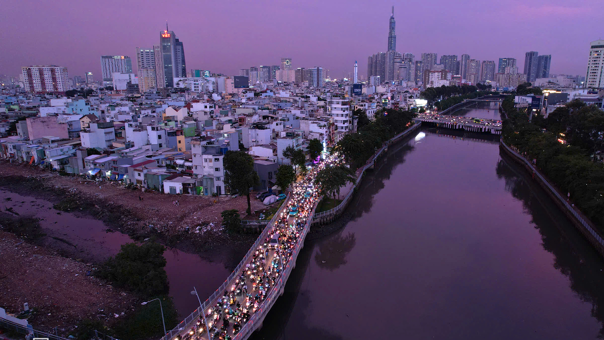 Giàn khoan rạch Xuyên Tâm đổ gây kẹt xe đường ven kênh Nhiêu Lộc