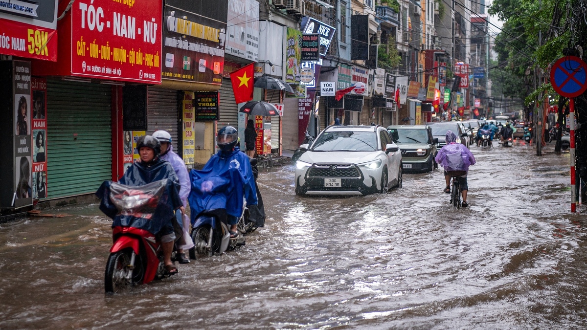 Hà Nội mưa vượt 150 mm, xuất hiện hàng loạt điểm ngập