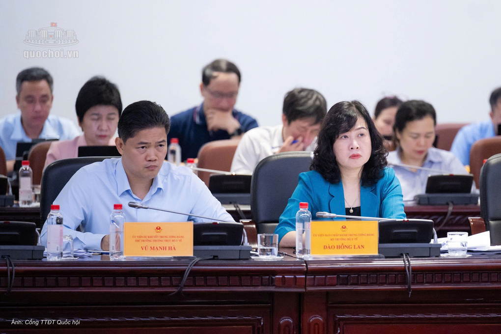 Bộ trưởng Y tế Đào Hồng Lan (áo xanh) tại phiên họp sáng 4/10. Ảnh: Cổng TTĐT Quốc hội