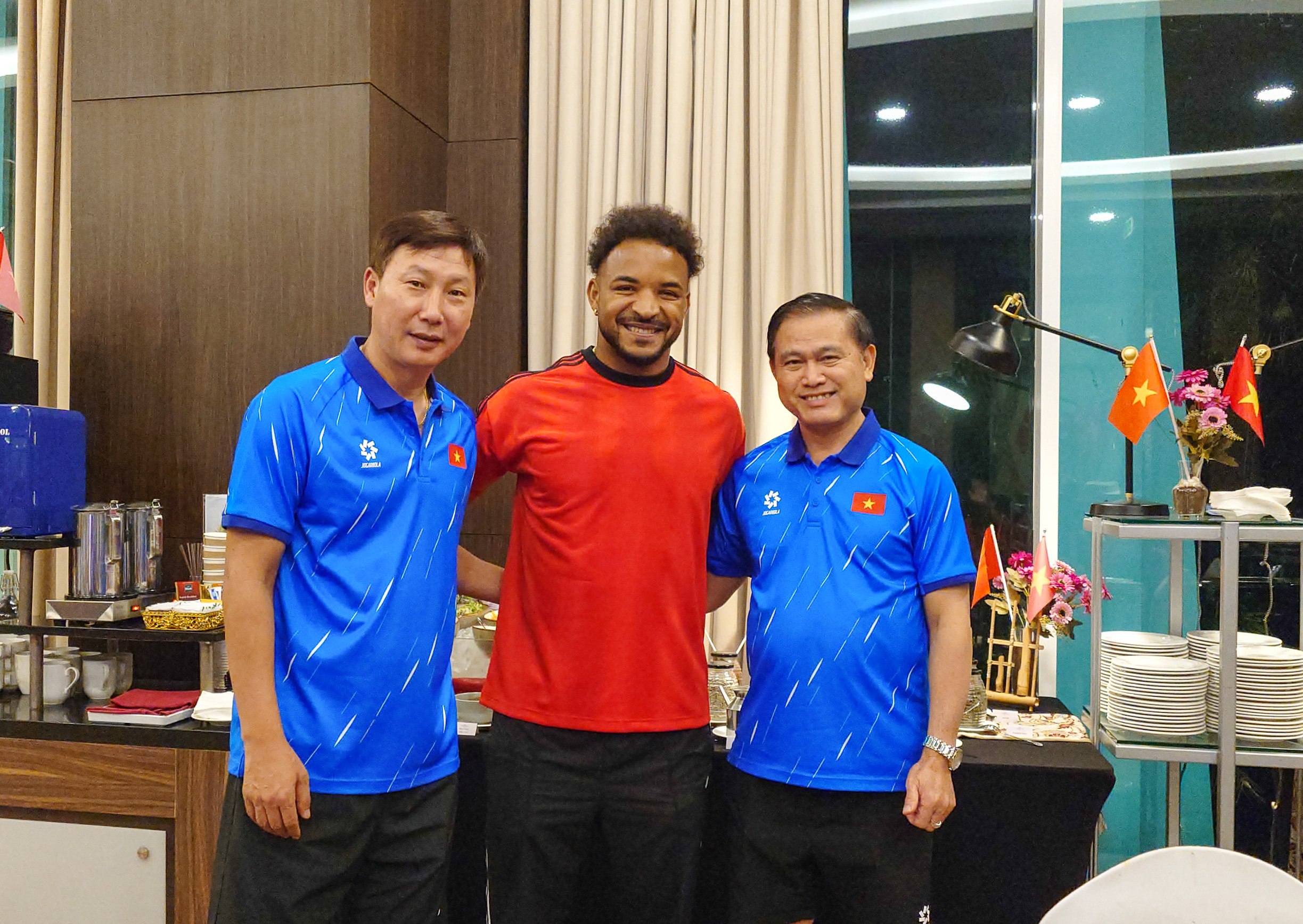 Xuân Son cùng HLV Kim Sang Sik và Trưởng đoàn Trần Anh Tú tại Indonesia trước khi về Việt Nam - Ảnh: VFF