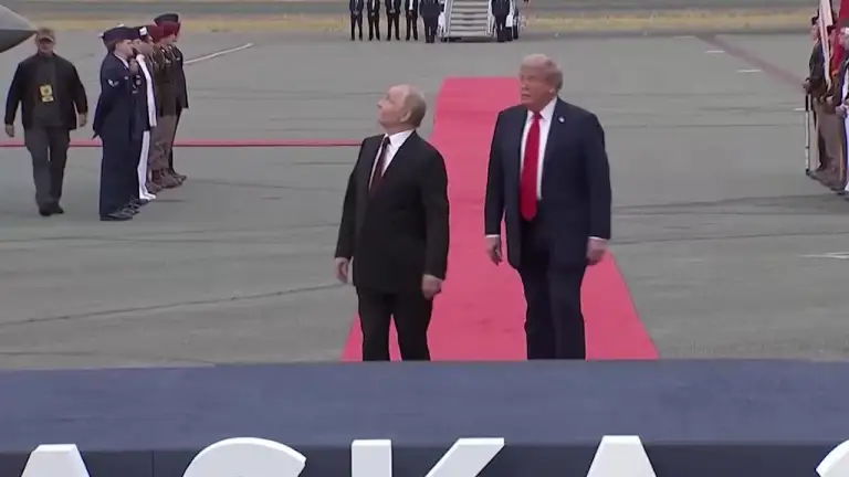 Tổng thống Putin và Tổng thống Trump nhìn máy bay Mỹ trình diễn tại căn cứ liên hợp Elmendorf-Richardson ở bang Alaska tháng 8/2025. Video: Reuters